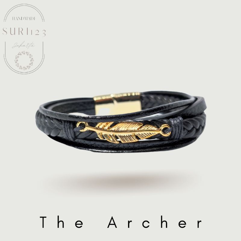 GELANG KULIT PRIA DENGAN BANDUL BULU WARNA EMAS