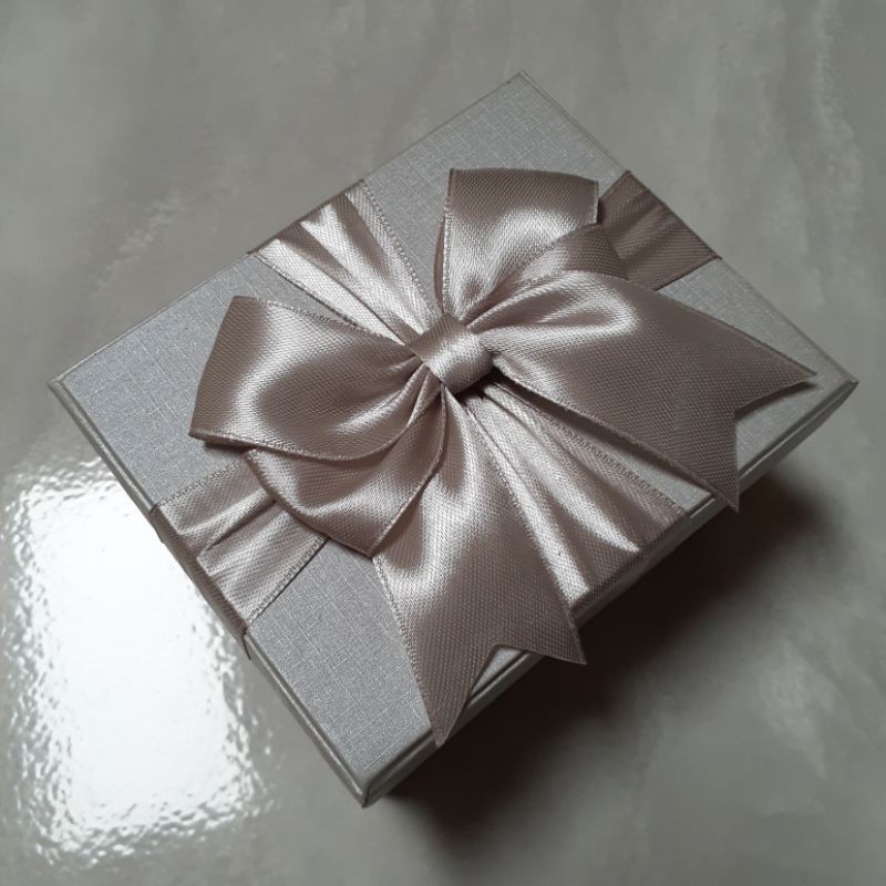 GIFTBOX CANTIK ABU SILVER KOTAK HADIAH SPESIAL