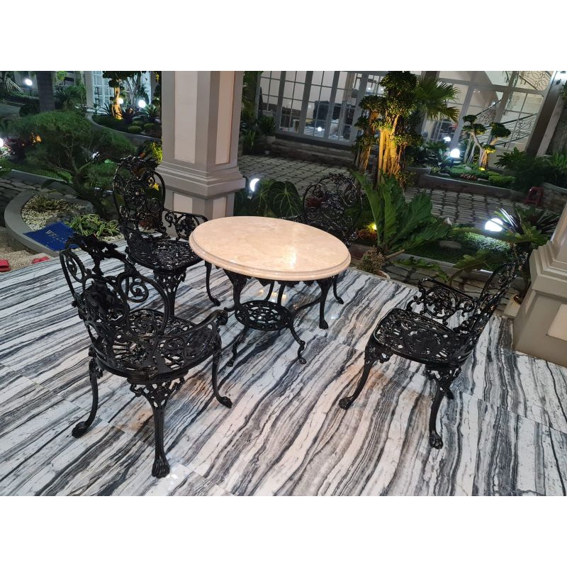 Set Meja Teras Marmer Kursi Besi Ukir Hitam