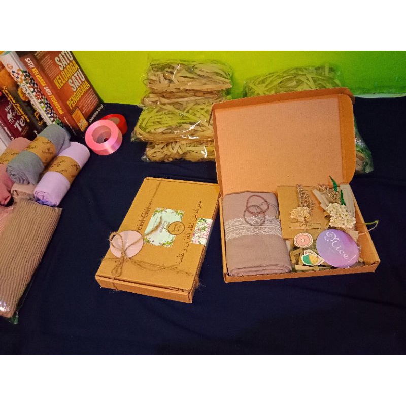 

HAMPERS GIFT BOX