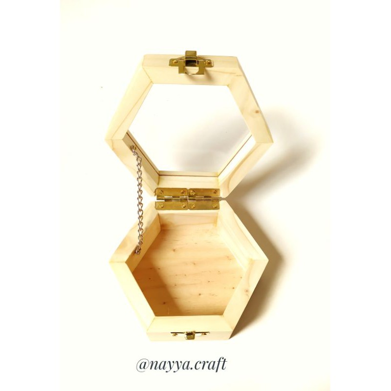 Kotak Cincin Kayu Hexagonal Ring Box dengan akrilik