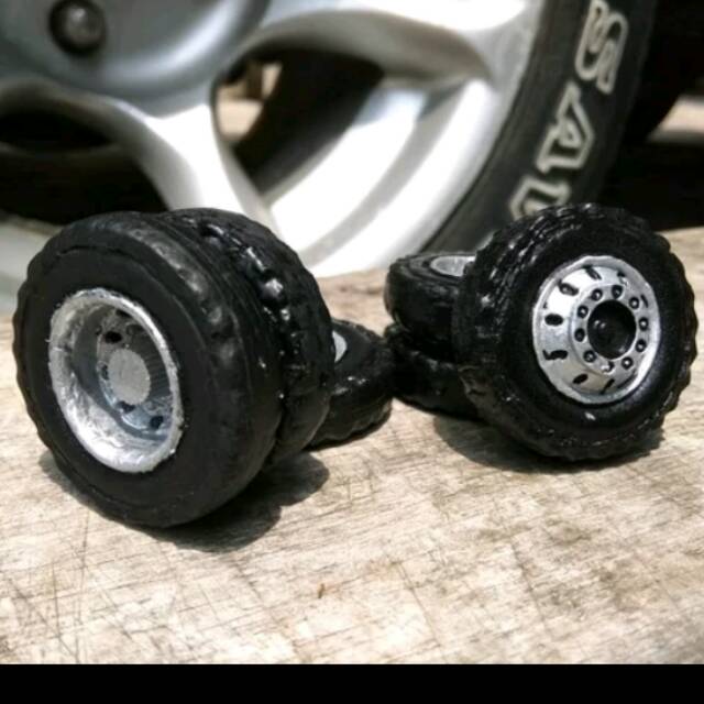 Roda miniatur bus/truk 1:28