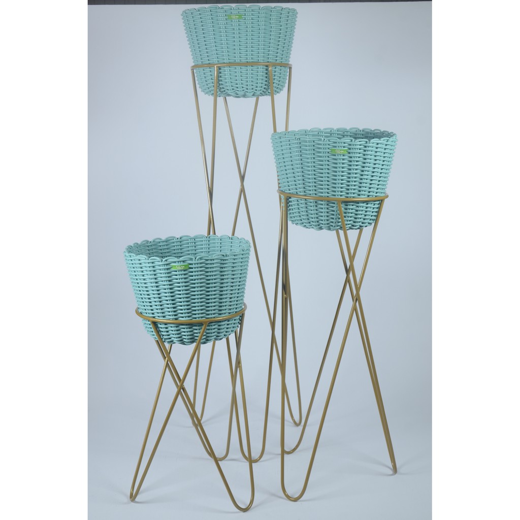 POT BUNGA ELLORA KERANJANG ROTAN SINTETIS KAKI SEGITIGA MEDIUM