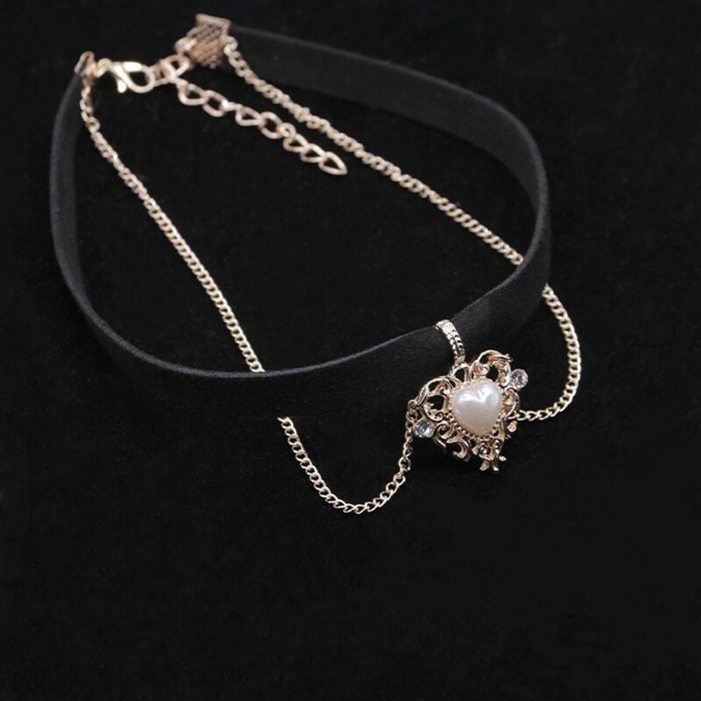 【COD Tangding】Retro Girl Choker Golden Peach Heart Velvet Chain Pendant Necklace