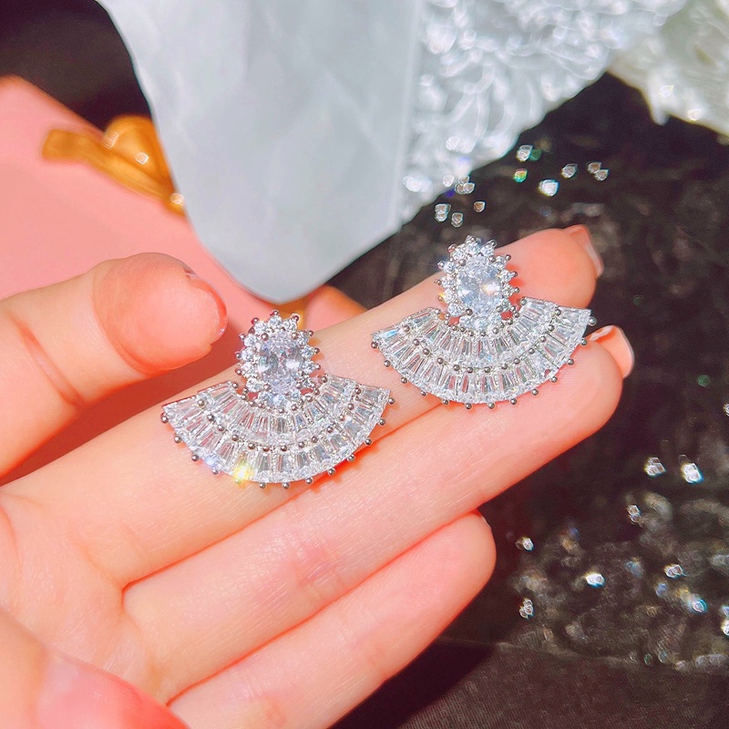 Anting Tusuk Bentuk Kipas Warna Silver Dengan Mutiara Imitasi Untuk Wanita