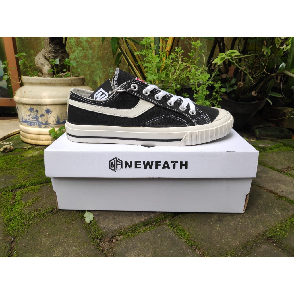 Campus low black white low sepatu compas Gazelle Compass Gazelle Low Black White newfath