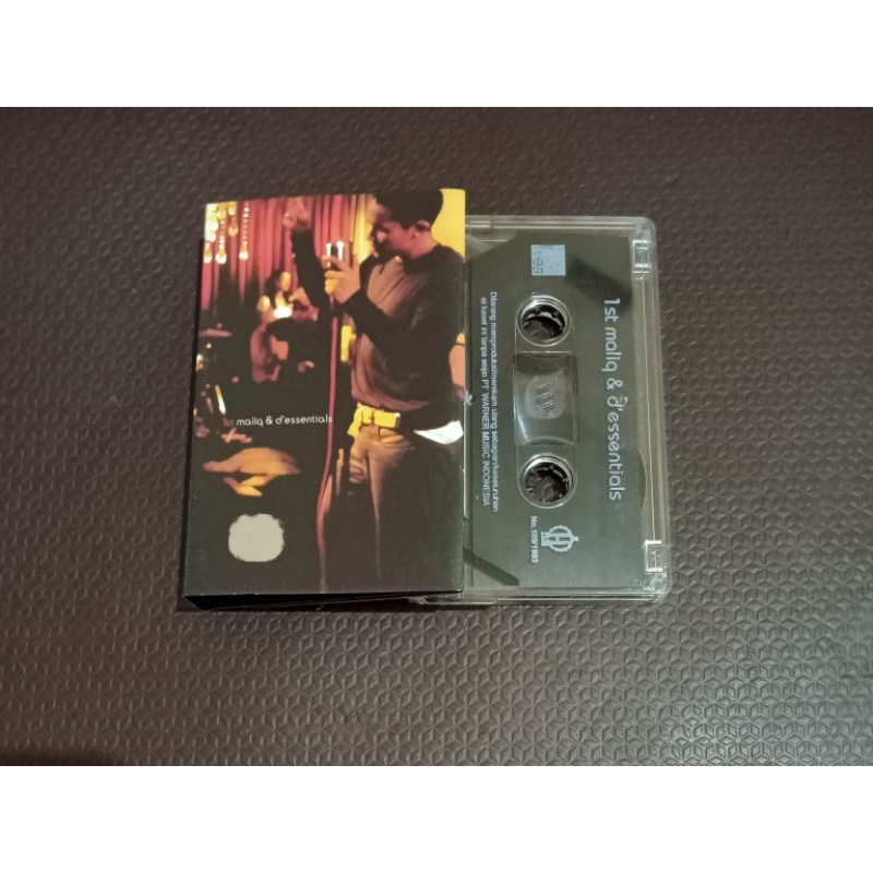 Kaset pita Maliq & d'essential