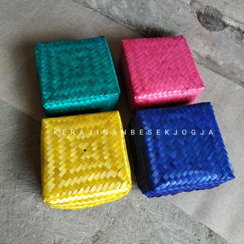 

SEPASANG BESEK 20 x 20 x 8 CM WARNA | besek anyaman bambu besek makanan besek warna