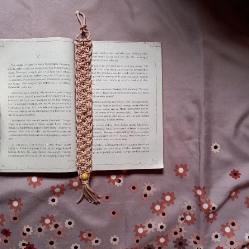 

Pembatas buku macrame ~ macrame bookmark