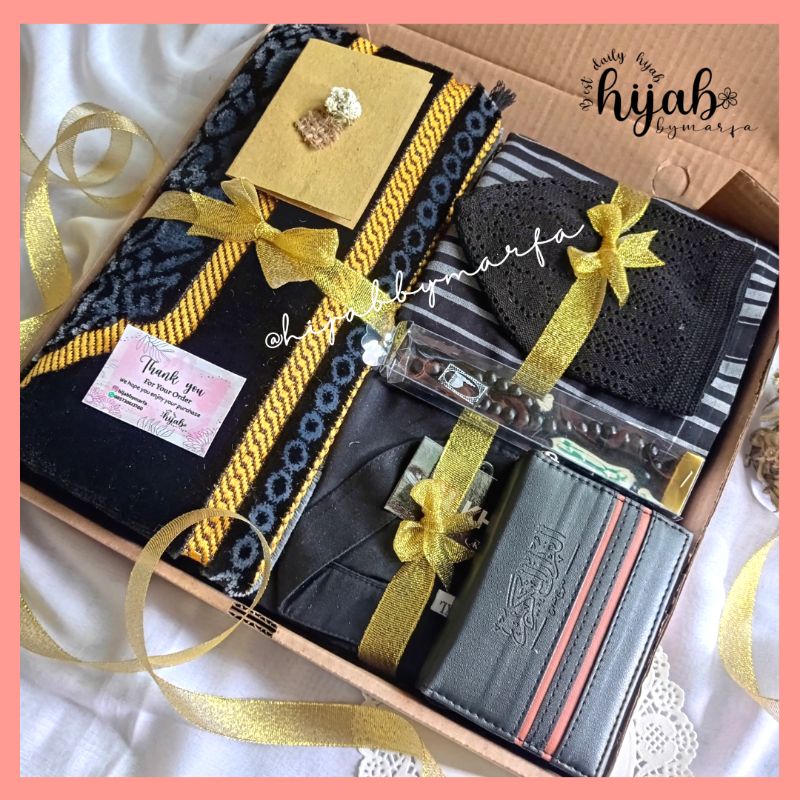 

Hampers/Gift Box/Kado cowok include Baju koko, sarung, Al Qur'an, Sajadah, Tasbih, dan Peci