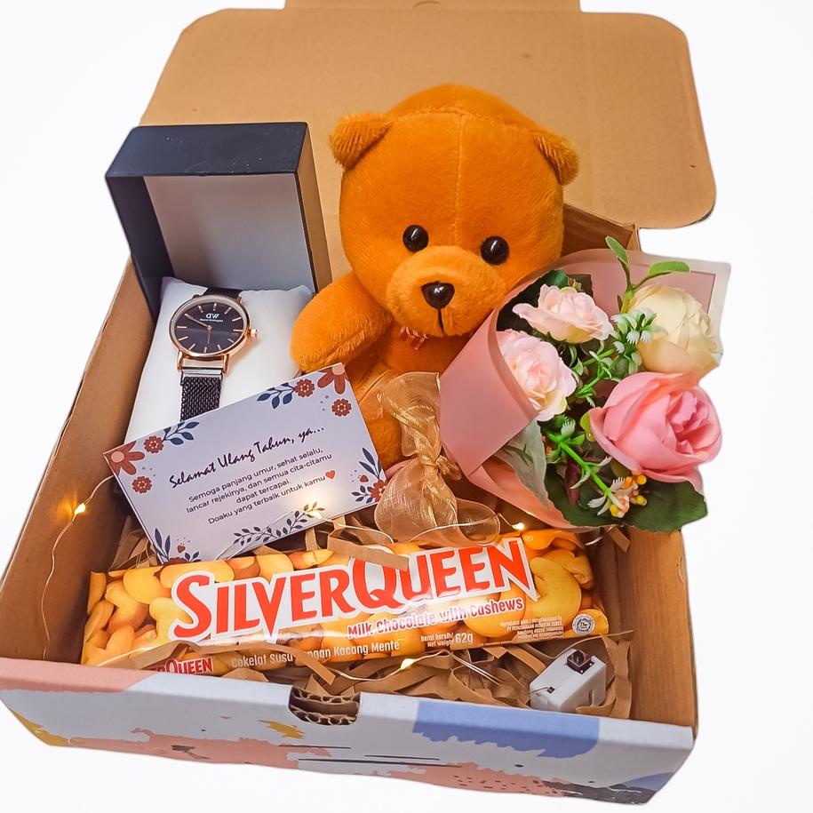 ARTEe3E8--KADO ULANG TAHUN PACAR WISUDA HAMPERS GIFT BOX BONEKA BUKET BUNGA JAM TANGAN COKLAT HIAS L