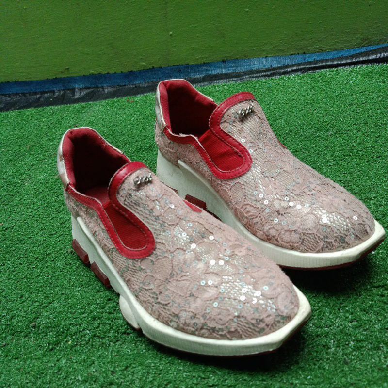 sepatu gosh