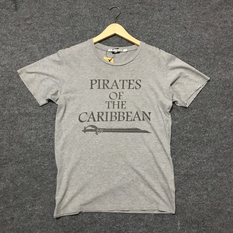 Kaos Uniqlo colabs Disney Pirates of the Caribbean Second Original Size M