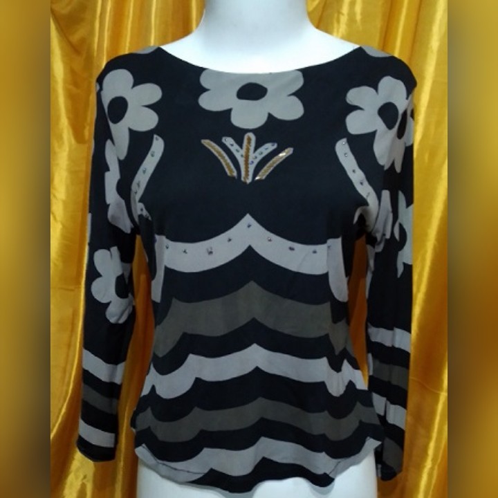 ATASAN KAOS BUNGA HITAM