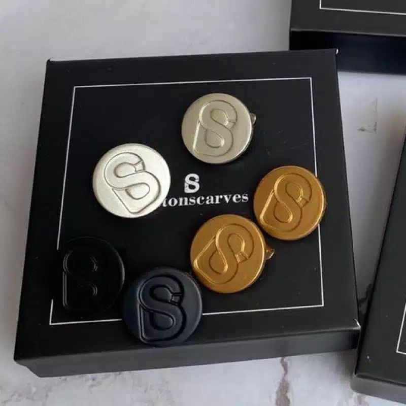 Buttonscarves Brooch KW