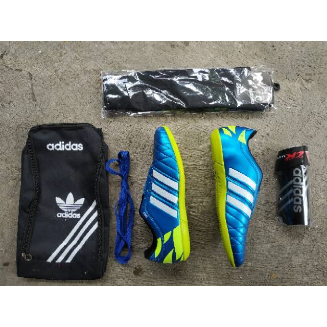 (Paket Komplit) sepatu futsal,sepatu futsal komplit,sepatu futsal adidas questra,adidas futsal ori