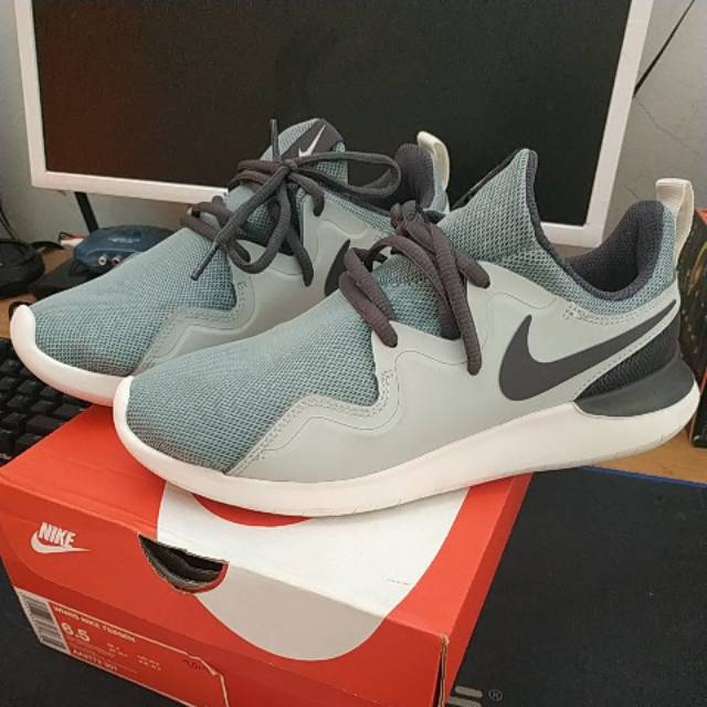 Sepatu nike wmns tessen size 38 preloved belom pernah di pakai kekecilan