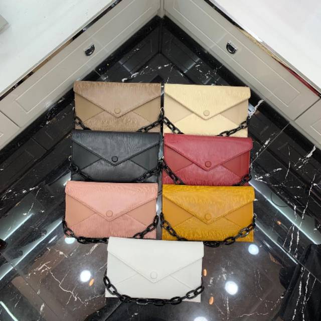 New Arrival Best Seller ❤❤❤
225.000
Clutch LV 3 ruang
Material leather
Kualitas Semi Premium