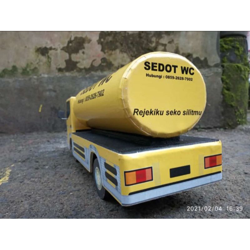 Miniatur truck sedot WC