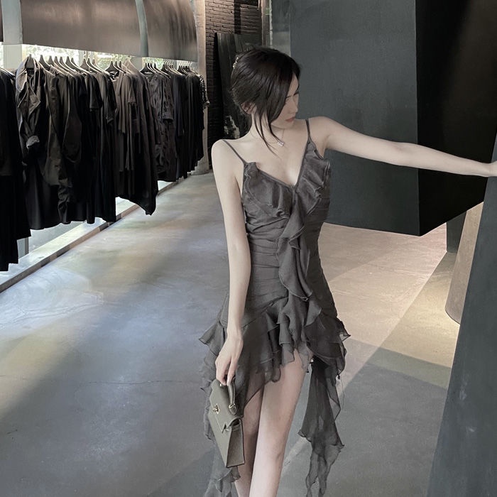 Musim panas desain baru selera ceruk fashion high-end fashion mengacak-acak gaun gelap tepi laut lib
