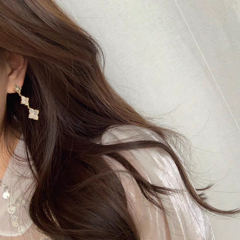 Anting Semanggi Empat Daun Berlian Berkilau ladies stylish and elegant Korea