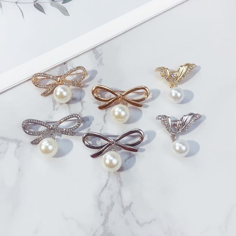 [Women &amp; Men Korean Creative Crystal Pearl Bow Brooches] [Clothes jacket Metal Brooch Pins] [Denim Shirt Lapel Hat Collar Jewelry]