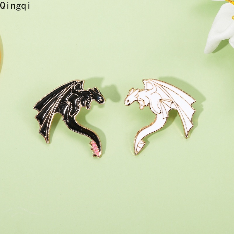 Bros Pin Enamel Desain Kartun Naga Terbang Warna Hitam Putih Bahan Alloy Untuk Hadiah