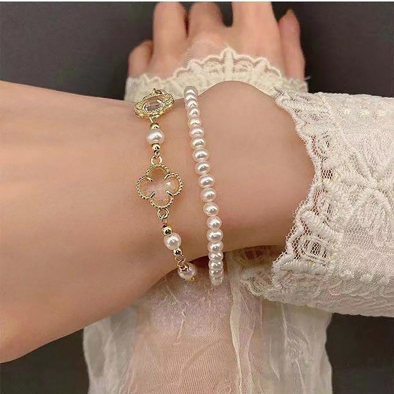 Set Perhiasan Gelang Mutiara Bentuk Daun Clover Warna Emas Gaya Vintage Korea Untuk Wanita