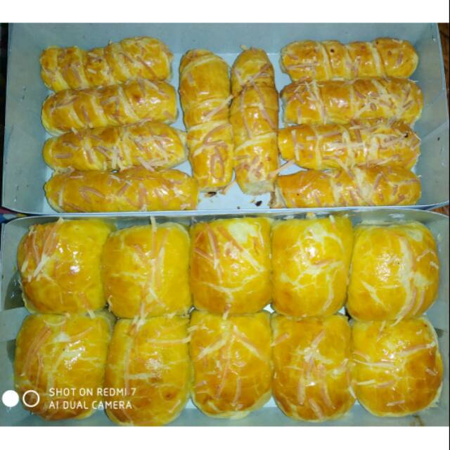 

Bolen dan cheeseroll khas bandung