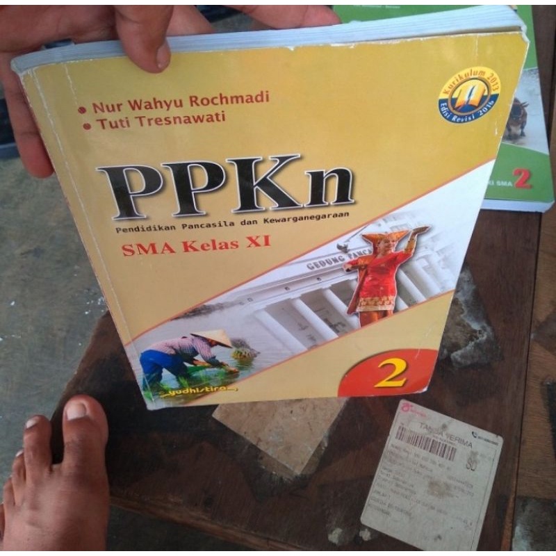 

BUKU PPKN UNTUK SMA KELAS 2 EDISI REVISI