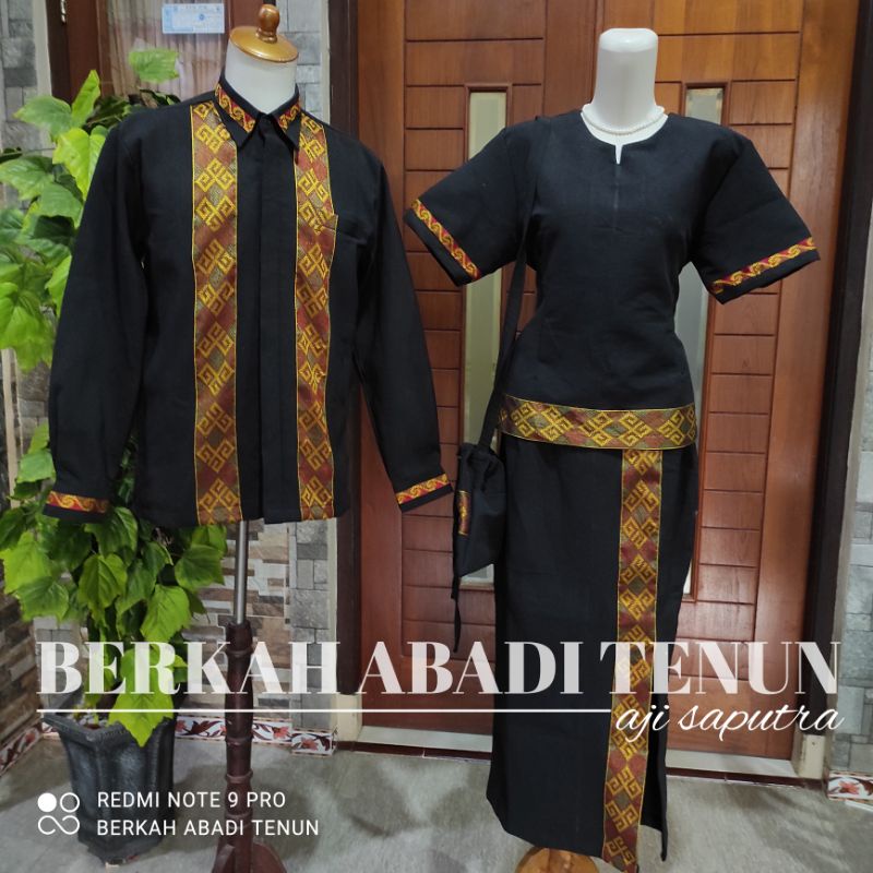 COUPLE TENUN BAJU TORAJA PESTA