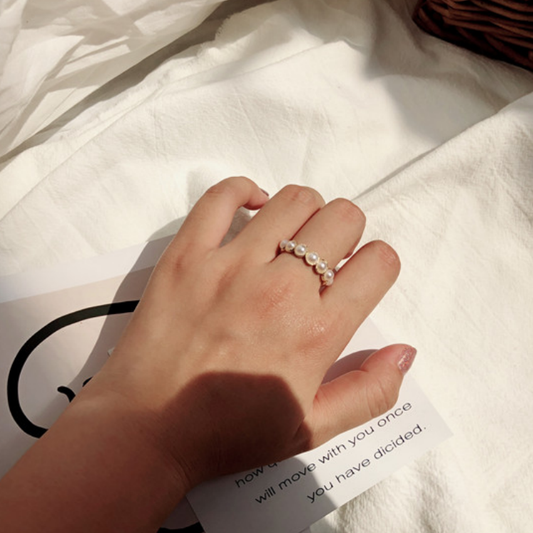 Aksesoris fashion wanita versi Korea dari temperamen sederhana manis dan serbaguna cincin mutiara berkualitas tinggi hadiah pasangan pacar ring