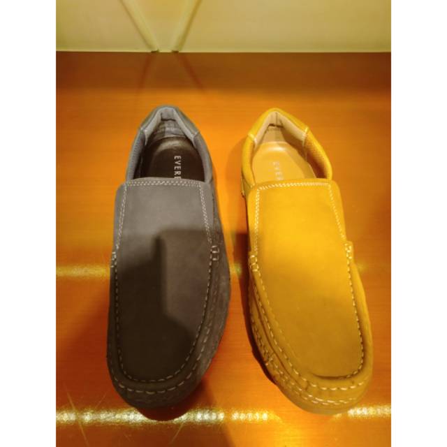 Slip on pria Everbest