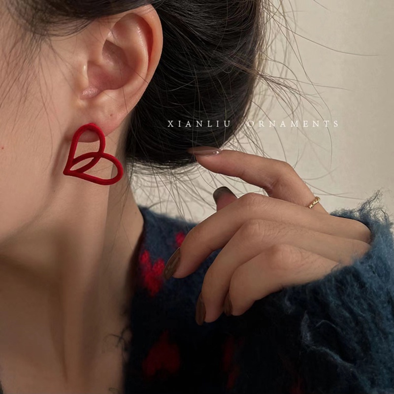 Tahun Baru Wanita Anting-Anting Beludru Anting-Anting Berbentuk Hati Desain Niche Fashion Semua Cocok Temperamen Fashion Aksesoris