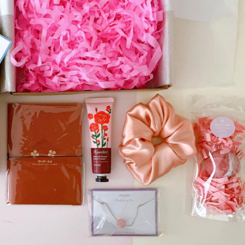 

Gift Box Pink D: Kado Ulang Tahun, Selamat, Terima kasih, Lagi mikirin kamu