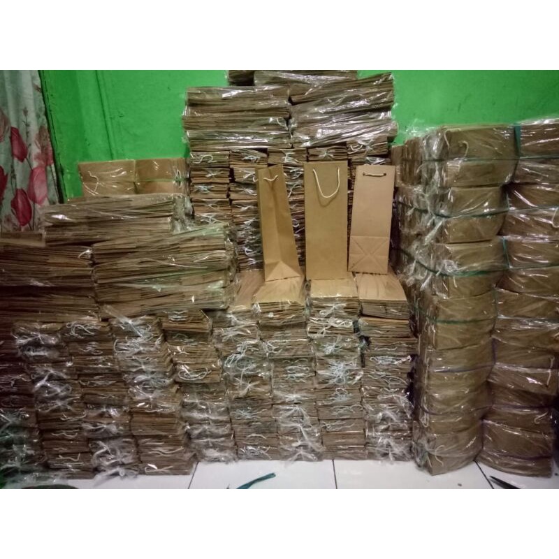

Paperbag T25xP10xL10 botol souvernir asesoris ulangtahun pernikahan