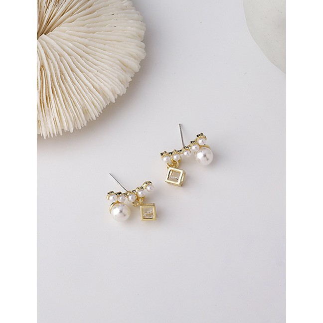 LRC Anting tusuk Fashion Gold Color Diamond And Pearl Curved Geometric P71863