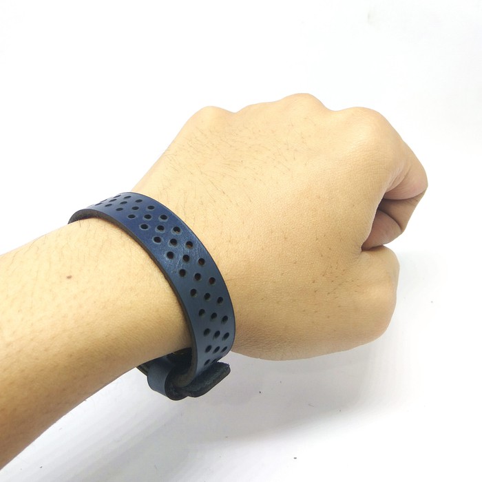 Gelang kulit asli laser cut motif bolong bracelet warna biru PHAC321