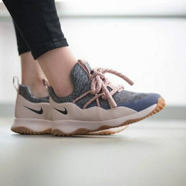 NIKE WMNS CITY LOOP