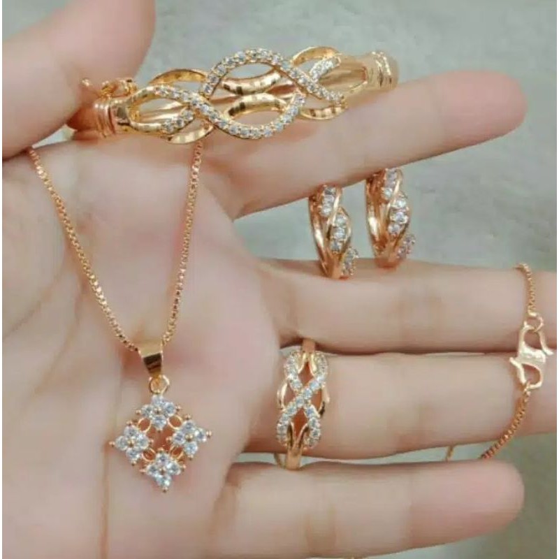 Perhiasan satu set warna emas berkualitas