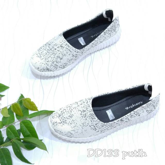 Borneo Sepatu Wanita Slip On Keren Bahan Kanvas Tebal Sol Karet DD133 by Xavyera