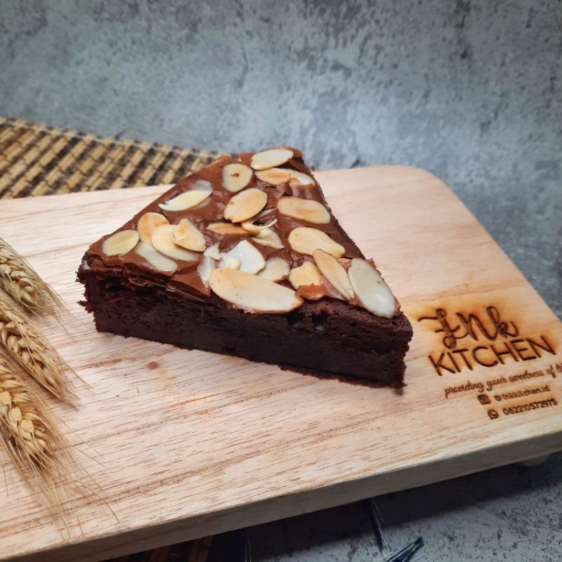 

FUDGY BROWNIES PANGGANG ALMOND SLICE POTONG | ALMOND BROWNIE