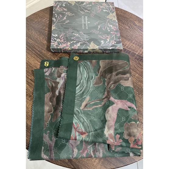 Preloved Buttonscraves xanadu