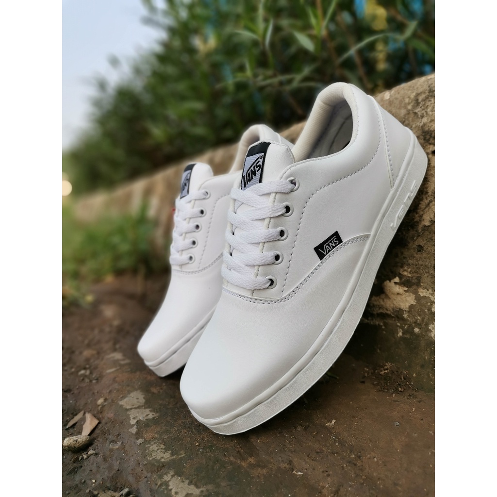 Sepatu Pria Keren Buat Gaya Sneakers Laki Laki Terbaru Kets Casual Trendi Snekers Putih Polos Sepatu