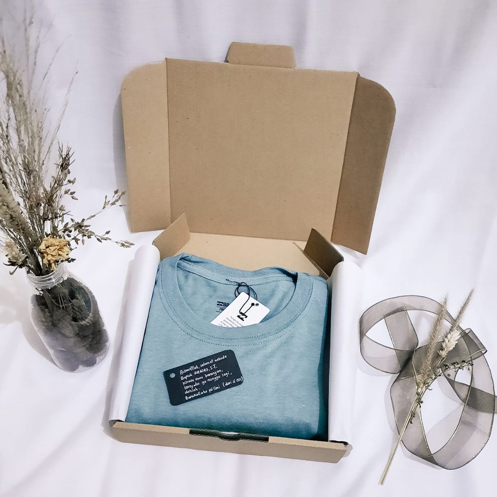 

GIFTBOX BAJU KAOS Cutton Combed 30s UNTUK PRIA WANITA kado wisuda