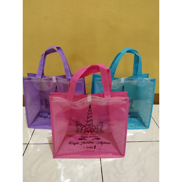 

Tas Tasyakuran | Tas Bingkisan | Tas Mika dan Spunbond | 25x12x25