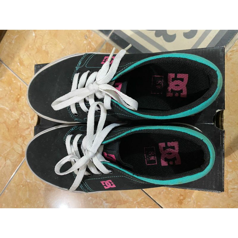 sepatu DC