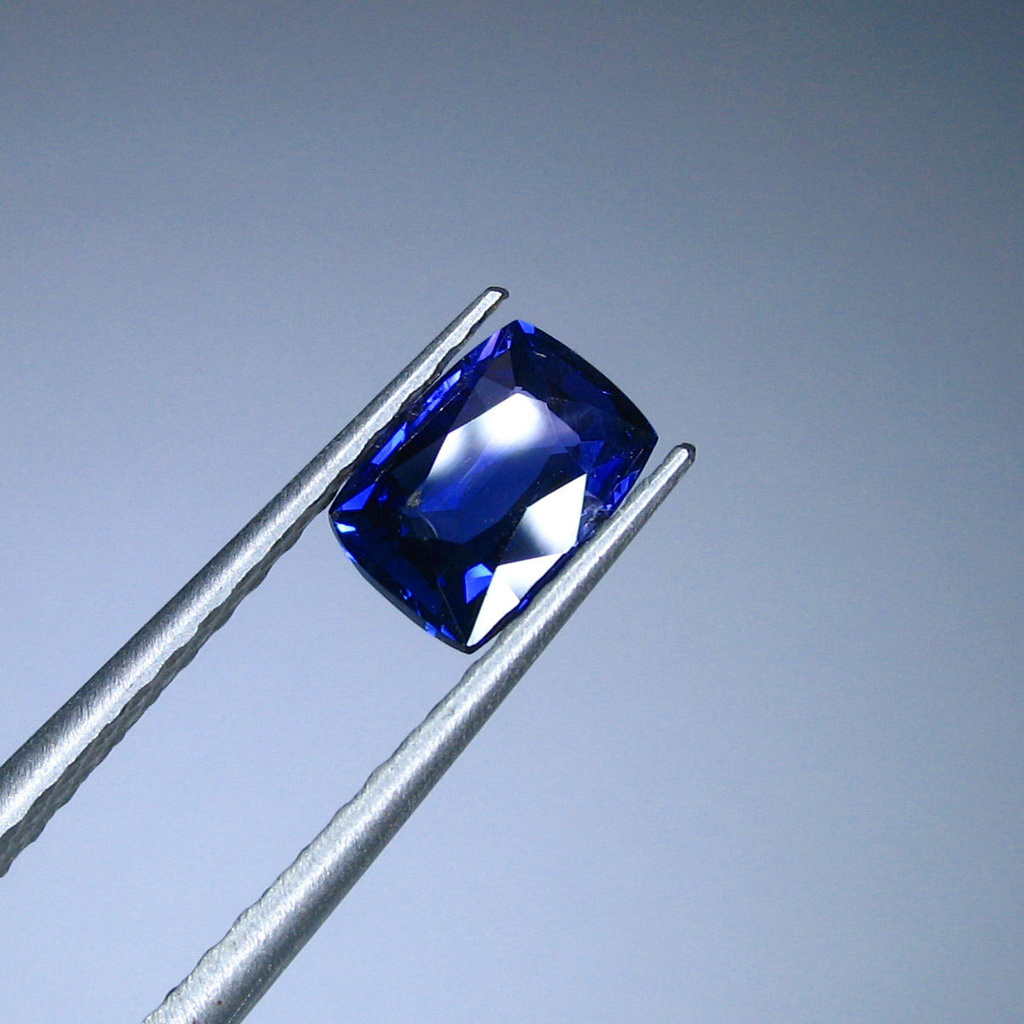 Certified Rectangular VS 0.77ct 6.3x4.6x2.5mm Heated Only Natural Top Royal Blue Sapphire SH119