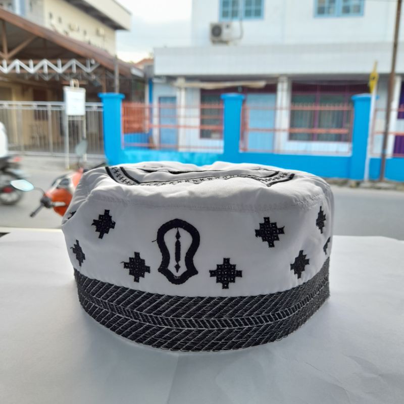 Peci kopiah madinah bugis terompah putih hitam