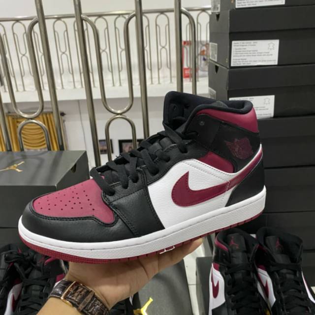 AIR JORDAN 1 MID BRED TOE